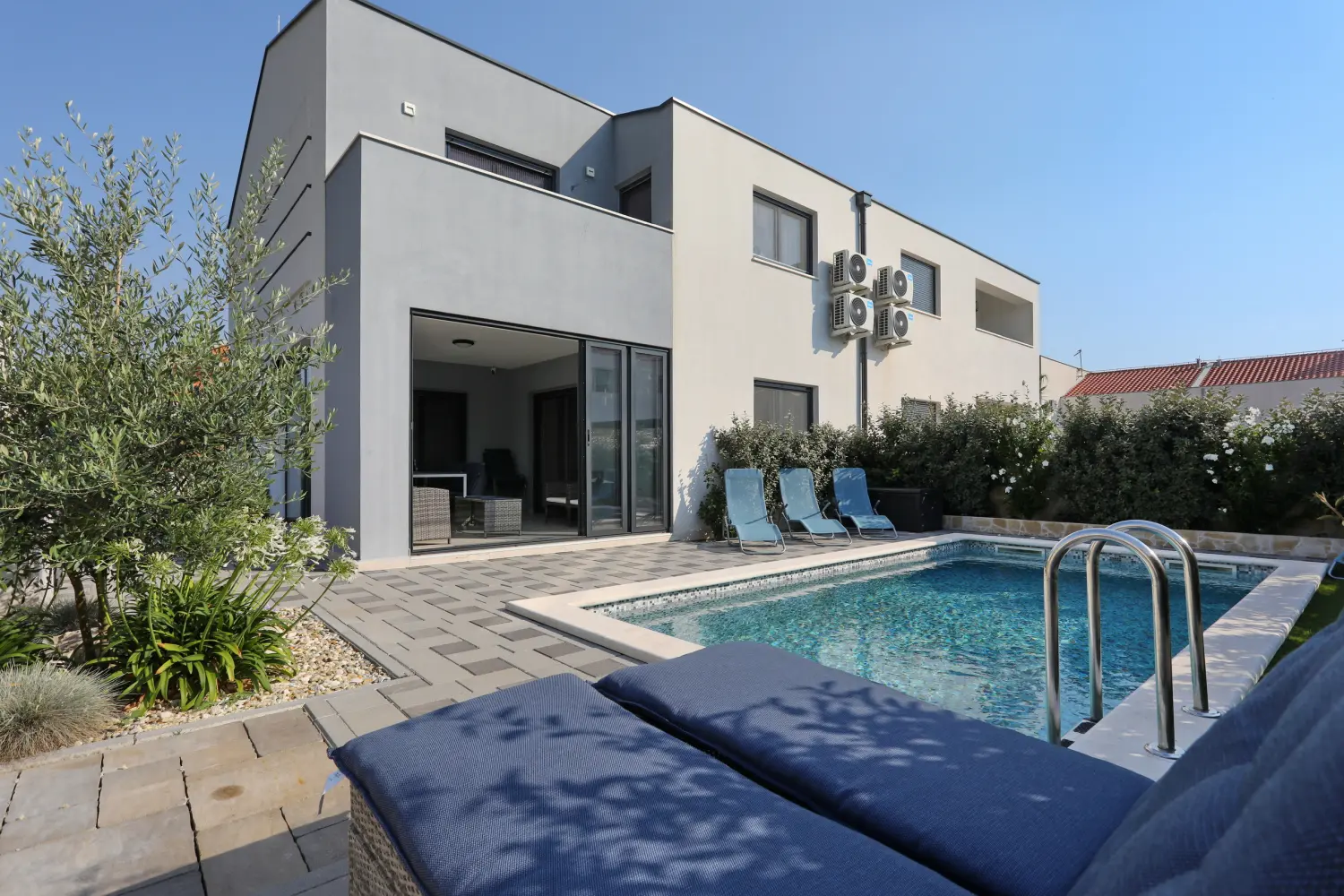 Pool von Zorona Villa