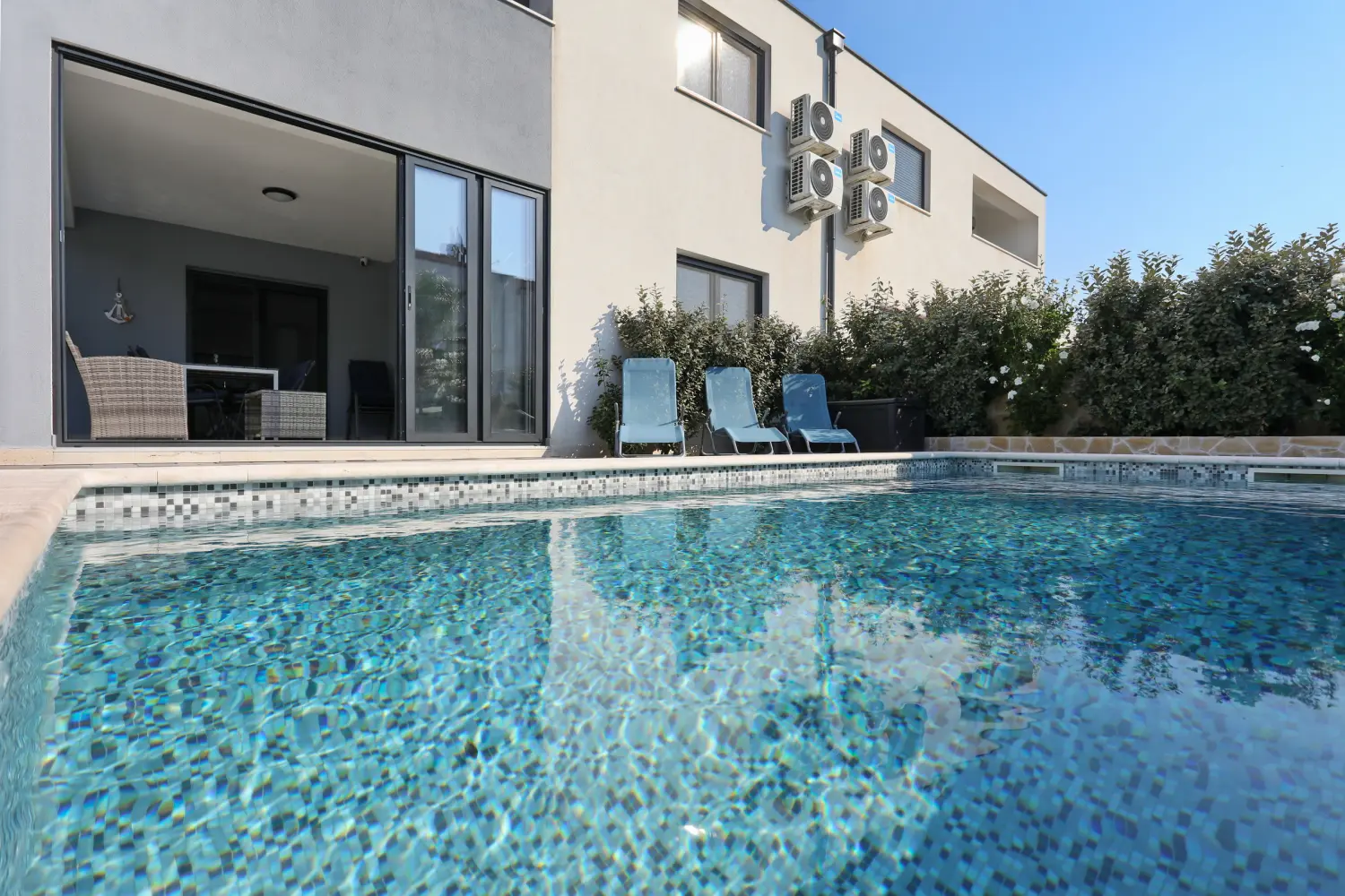 Pool von Zorona Villa